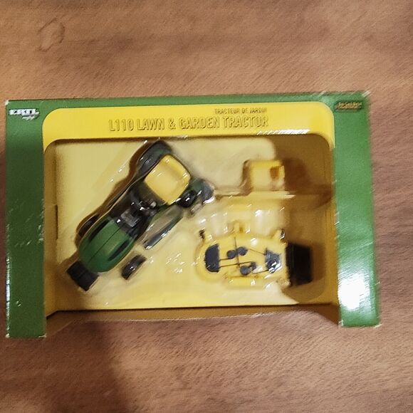 John Deere L110 Lawn & Garden Tractor 2004 ERTL 1/16 Die Cast Metal New in Box - Picture 5 of 9